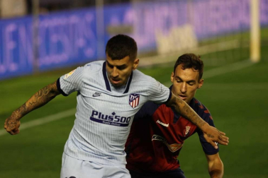 Correa y Unai García, en el partido Osasuna-Atlético.