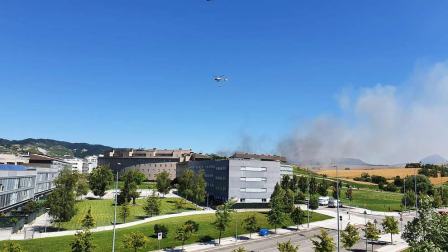 Las llamas afectaron a un campo cosechado quemado la paja restante y ocasionando una columna de humo que alertó este domingo, 21 de junio, a los vecinos de Sarriguren.