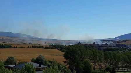 Las llamas afectaron a un campo cosechado quemado la paja restante y ocasionando una columna de humo que alertó este domingo, 21 de junio, a los vecinos de Sarriguren.
