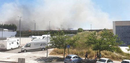 Las llamas afectaron a un campo cosechado quemado la paja restante y ocasionando una columna de humo que alertó este domingo, 21 de junio, a los vecinos de Sarriguren.