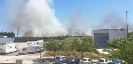 Las llamas afectaron a un campo cosechado quemado la paja restante y ocasionando una columna de humo que alertó este domingo, 21 de junio, a los vecinos de Sarriguren.