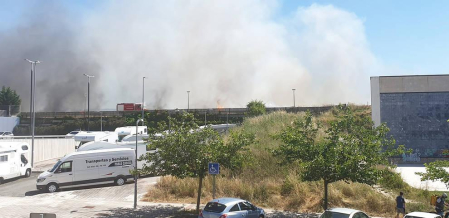 Las llamas afectaron a un campo cosechado quemado la paja restante y ocasionando una columna de humo que alertó este domingo, 21 de junio, a los vecinos de Sarriguren.
