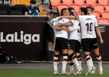 Imágenes del encuentro de la Jornada 30 de LaLiga Santander disputado este domingo, 21 de junio, en el estadio de Mestalla.