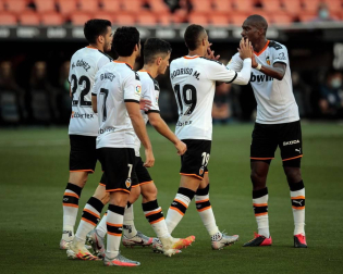 Imágenes del encuentro de la Jornada 30 de LaLiga Santander disputado este domingo, 21 de junio, en el estadio de Mestalla.