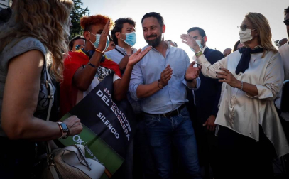 El presidente de Vox, Santiago Abascal, ha anunciado que denunciará al lehendakari, Iñigo Urkullu, por "delito electoral" en un mitin en Irún que se ha celebrado en un clima tenso, plagado de insultos y gritos pese a un fuerte dispositivo policial que ha evitado que los manifestantes accedan al lugar donde se ha realizado.