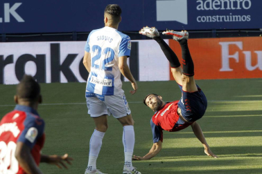 Enric Gallego, tras rematar de chilena en la jugada del primer gol del partido.