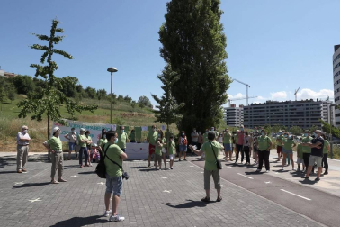 La asociación Pro Parque Ripa Sur de Beloso volvió a concentrarse este sábado en el terreno que pretenden conservar como corredor verde sostenible. Los vecinos se están planteando acudir a la vía jurídica para tratar de detener el proceso.