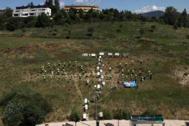 La asociación Pro Parque Ripa Sur de Beloso volvió a concentrarse este sábado en el terreno que pretenden conservar como corredor verde sostenible. Los vecinos se están planteando acudir a la vía jurídica para tratar de detener el proceso.