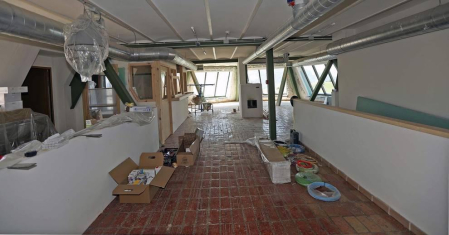 Galería de fotos del edificio, que conserva su estructura original pero ha variado completamente su distribución interior.
