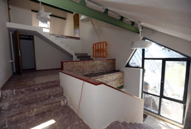 Galería de fotos del edificio, que conserva su estructura original pero ha variado completamente su distribución interior.