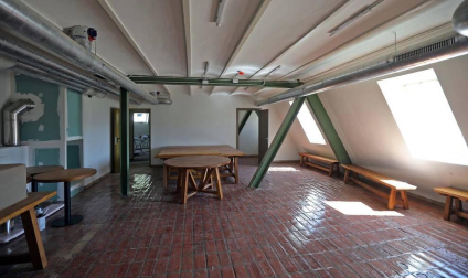 Galería de fotos del edificio, que conserva su estructura original pero ha variado completamente su distribución interior.