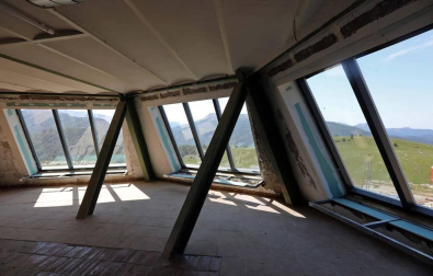 Galería de fotos del edificio, que conserva su estructura original pero ha variado completamente su distribución interior.