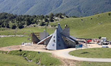 Galería de fotos del edificio, que conserva su estructura original pero ha variado completamente su distribución interior.