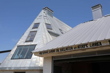 Galería de fotos del edificio, que conserva su estructura original pero ha variado completamente su distribución interior.