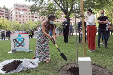 Familiares de los fallecidos participaron en una plantación simbólica de un cerezo