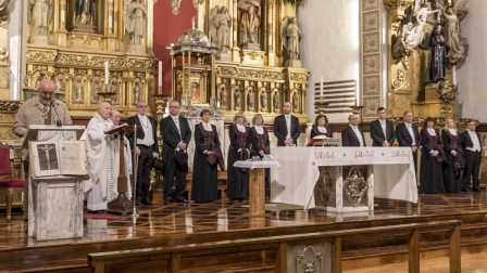 Multitud de pamploneses han esperado la llegada de la comitiva, encabezada por delegación del alcalde por el edil Iñaki Cabasés