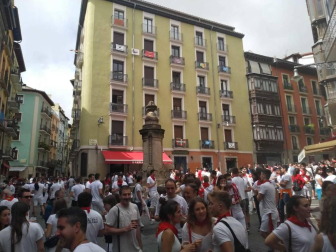 Imágenes de la calle Navarrería esta tarde