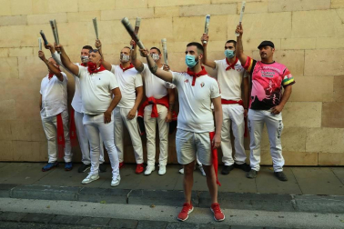 Varios mozos se han concentrado este martes, 7 de julio, en la Cuesta de Santo Domingo para entonar el cántico al Santo.