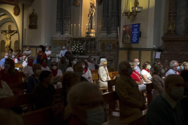 Varios mozos se han concentrado este martes, 7 de julio, en la Cuesta de Santo Domingo para entonar el cántico al Santo.