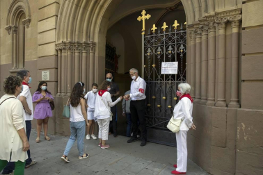 Varios mozos se han concentrado este martes, 7 de julio, en la Cuesta de Santo Domingo para entonar el cántico al Santo.