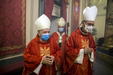 Varios mozos se han concentrado este martes, 7 de julio, en la Cuesta de Santo Domingo para entonar el cántico al Santo.