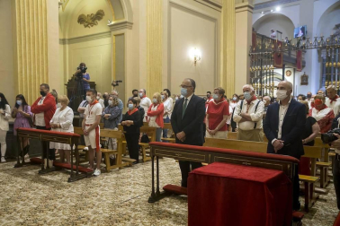 Varios mozos se han concentrado este martes, 7 de julio, en la Cuesta de Santo Domingo para entonar el cántico al Santo.