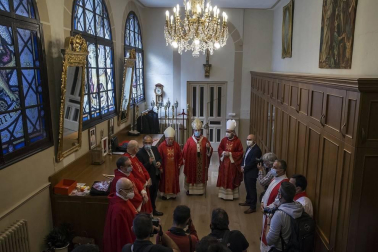 Varios mozos se han concentrado este martes, 7 de julio, en la Cuesta de Santo Domingo para entonar el cántico al Santo.