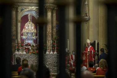 Varios mozos se han concentrado este martes, 7 de julio, en la Cuesta de Santo Domingo para entonar el cántico al Santo.
