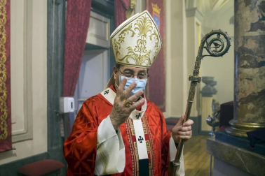 Varios mozos se han concentrado este martes, 7 de julio, en la Cuesta de Santo Domingo para entonar el cántico al Santo.