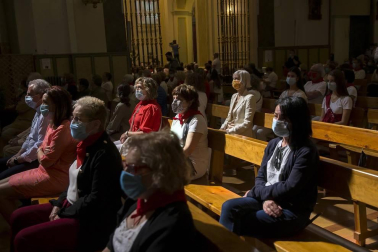 Varios mozos se han concentrado este martes, 7 de julio, en la Cuesta de Santo Domingo para entonar el cántico al Santo.