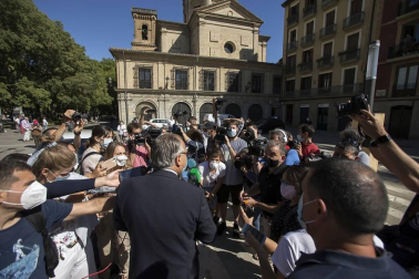 Varios mozos se han concentrado este martes, 7 de julio, en la Cuesta de Santo Domingo para entonar el cántico al Santo.