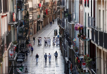 Varios mozos se han concentrado este martes, 7 de julio, en la Cuesta de Santo Domingo para entonar el cántico al Santo.