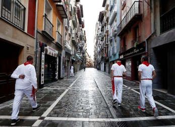 Varios mozos se han concentrado este martes, 7 de julio, en la Cuesta de Santo Domingo para entonar el cántico al Santo.
