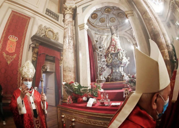 Varios mozos se han concentrado este martes, 7 de julio, en la Cuesta de Santo Domingo para entonar el cántico al Santo.