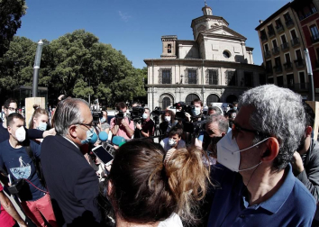 Varios mozos se han concentrado este martes, 7 de julio, en la Cuesta de Santo Domingo para entonar el cántico al Santo.