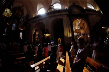 Varios mozos se han concentrado este martes, 7 de julio, en la Cuesta de Santo Domingo para entonar el cántico al Santo.