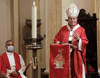 Varios mozos se han concentrado este martes, 7 de julio, en la Cuesta de Santo Domingo para entonar el cántico al Santo.