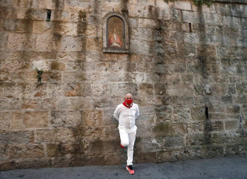 Varios mozos se han concentrado este martes, 7 de julio, en la Cuesta de Santo Domingo para entonar el cántico al Santo.