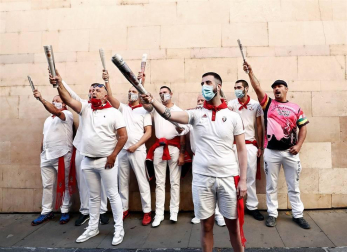Varios mozos se han concentrado este martes, 7 de julio, en la Cuesta de Santo Domingo para entonar el cántico al Santo.