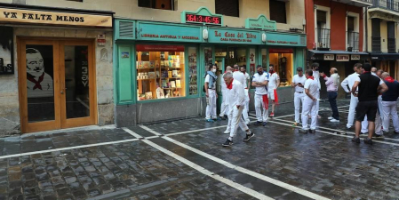 Varios mozos se han concentrado este martes, 7 de julio, en la Cuesta de Santo Domingo para entonar el cántico al Santo.