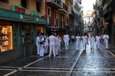 Varios mozos se han concentrado este martes, 7 de julio, en la Cuesta de Santo Domingo para entonar el cántico al Santo.