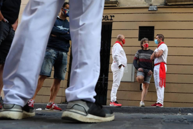 Varios mozos se han concentrado este martes, 7 de julio, en la Cuesta de Santo Domingo para entonar el cántico al Santo.