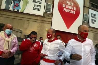 Varios mozos se han concentrado este martes, 7 de julio, en la Cuesta de Santo Domingo para entonar el cántico al Santo.