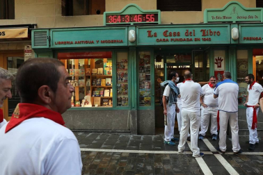 Varios mozos se han concentrado este martes, 7 de julio, en la Cuesta de Santo Domingo para entonar el cántico al Santo.