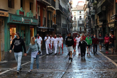 Varios mozos se han concentrado este martes, 7 de julio, en la Cuesta de Santo Domingo para entonar el cántico al Santo.