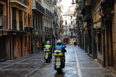Varios mozos se han concentrado este martes, 7 de julio, en la Cuesta de Santo Domingo para entonar el cántico al Santo.