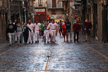 Varios mozos se han concentrado este martes, 7 de julio, en la Cuesta de Santo Domingo para entonar el cántico al Santo.