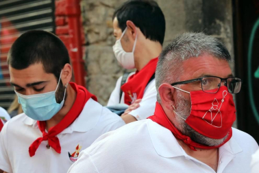 Varios mozos se han concentrado este martes, 7 de julio, en la Cuesta de Santo Domingo para entonar el cántico al Santo.