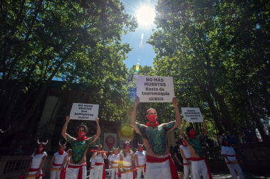 Fotos de la concentración de protesta realizada este martes, 7 de julio, en Pamplona para pedir el final de las corridas de toros. Los grupos AnimaNaturalis y PETA han pedido que éste sea el fin definitivo de la tauromaquia.