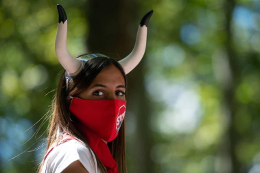 Fotos de la concentración de protesta realizada este martes, 7 de julio, en Pamplona para pedir el final de las corridas de toros. Los grupos AnimaNaturalis y PETA han pedido que éste sea el fin definitivo de la tauromaquia.